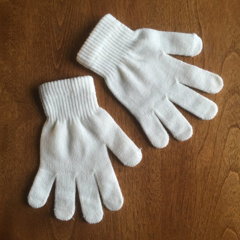 White knit gloves NWOT *free in bundle*